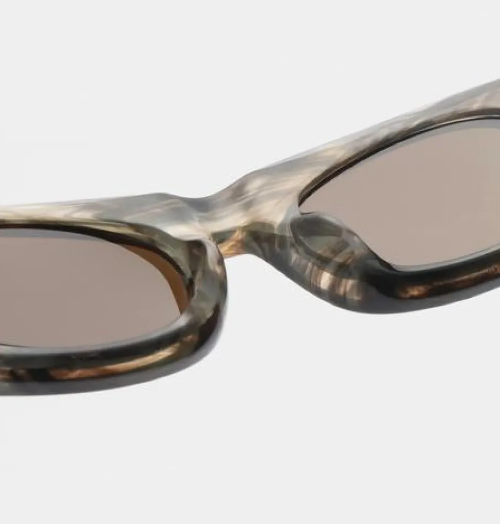 a_kjrbede_sonnenbrille_fr_3.webp A. KJÆRBEDE Sonnenbrille Frida - Striped Horn