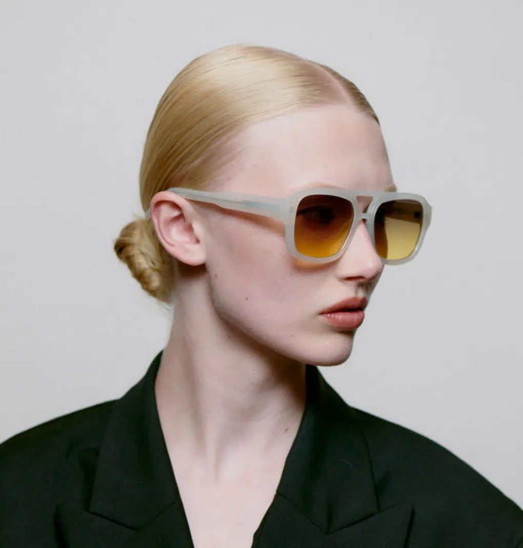a_kjrbede_sonnenbrille_ka_2-1.webp A. KJÆRBEDE Sonnenbrille Kaya - Cream Bone