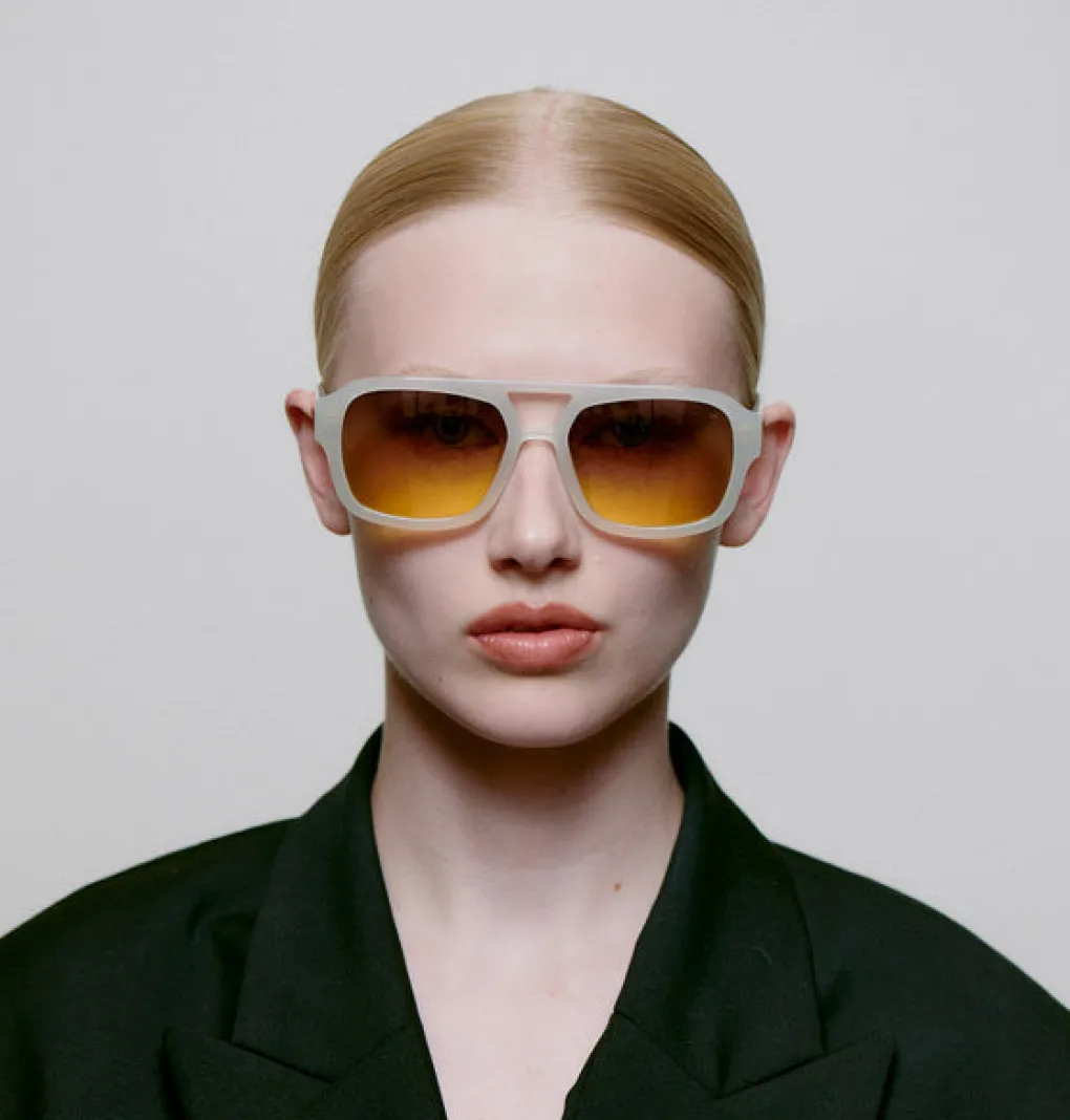 a_kjrbede_sonnenbrille_ka_3-1.webp A. KJÆRBEDE Sonnenbrille Kaya - Cream Bone