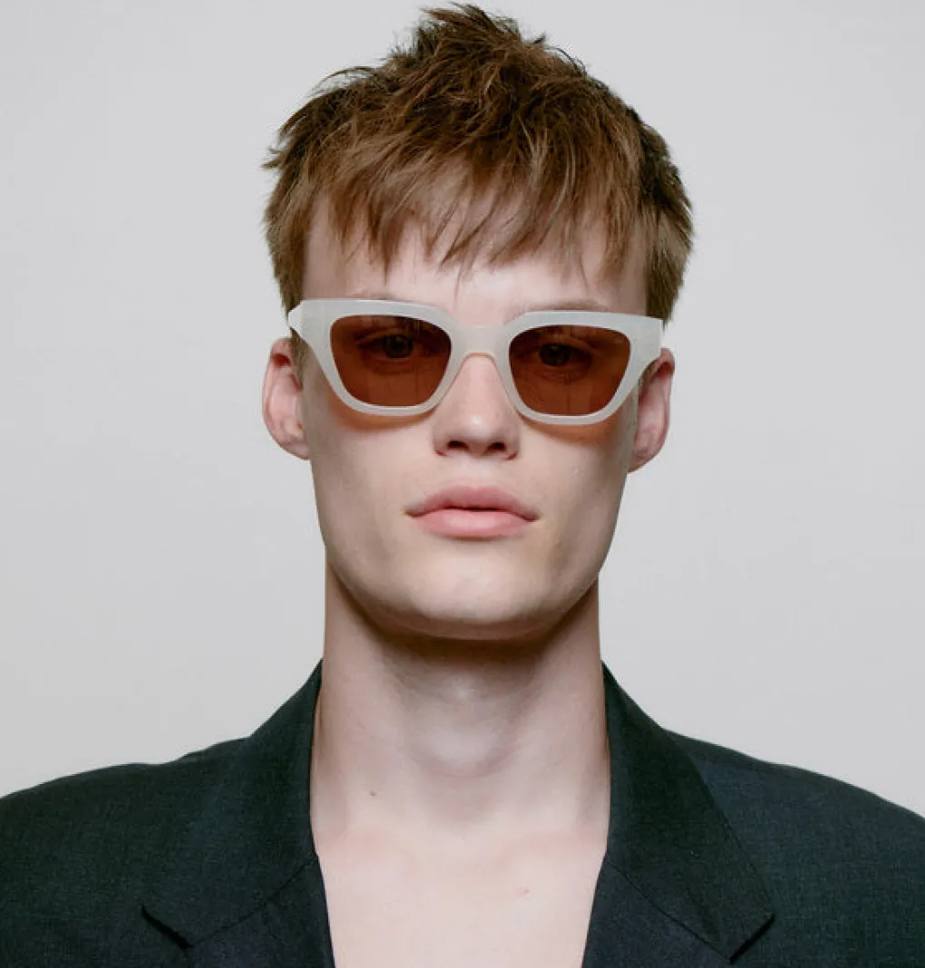 a_kjrbede_sonnenbrille_ka_6.webp A. KJÆRBEDE Sonnenbrille Kaws - Cream Bone