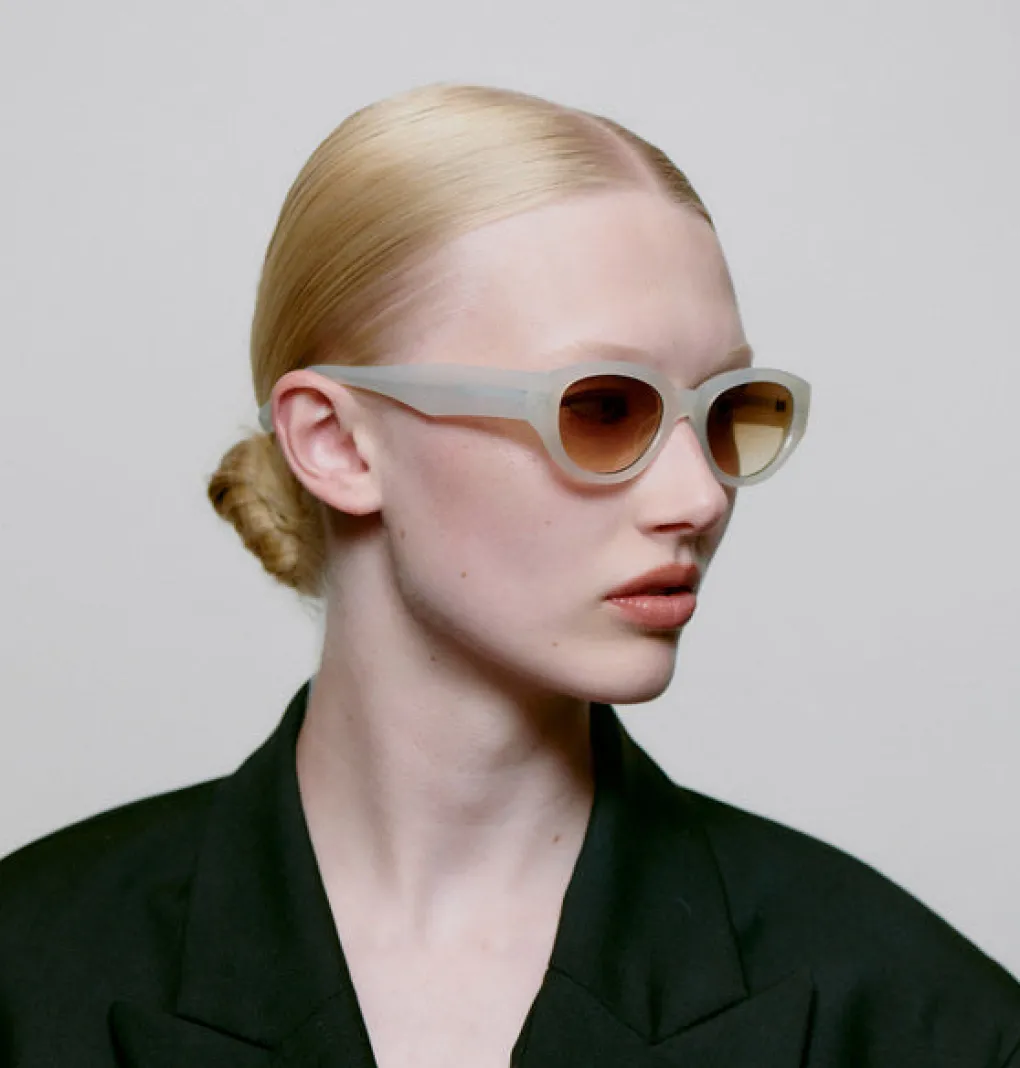 a_kjrbede_sonnenbrille_wi_4-1.webp A. KJÆRBEDE Sonnenbrille Winnie - Cream Bone