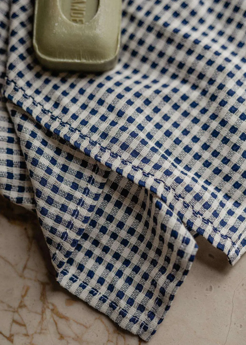 audo_copenhagen__menu_tro_10.webp Menu Audo Copenhagen / Troides Gechirrtuch indigo / weiß 40x67cm - 2er Set