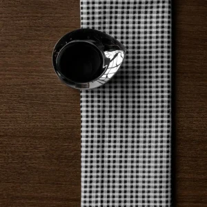 Menu Audo Copenhagen / Troides Gechirrtuch indigo / weiß 40x67cm - 2er Set