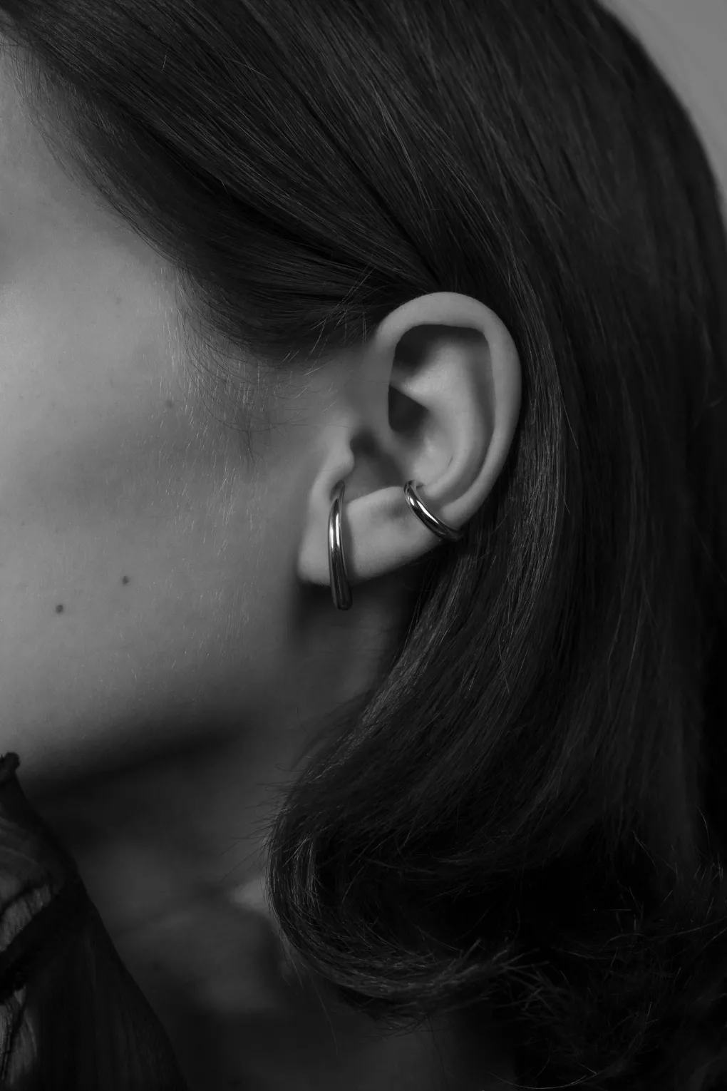 bandhu_enfold_ear_cuff_2.webp Bandhu Enfold ear cuff