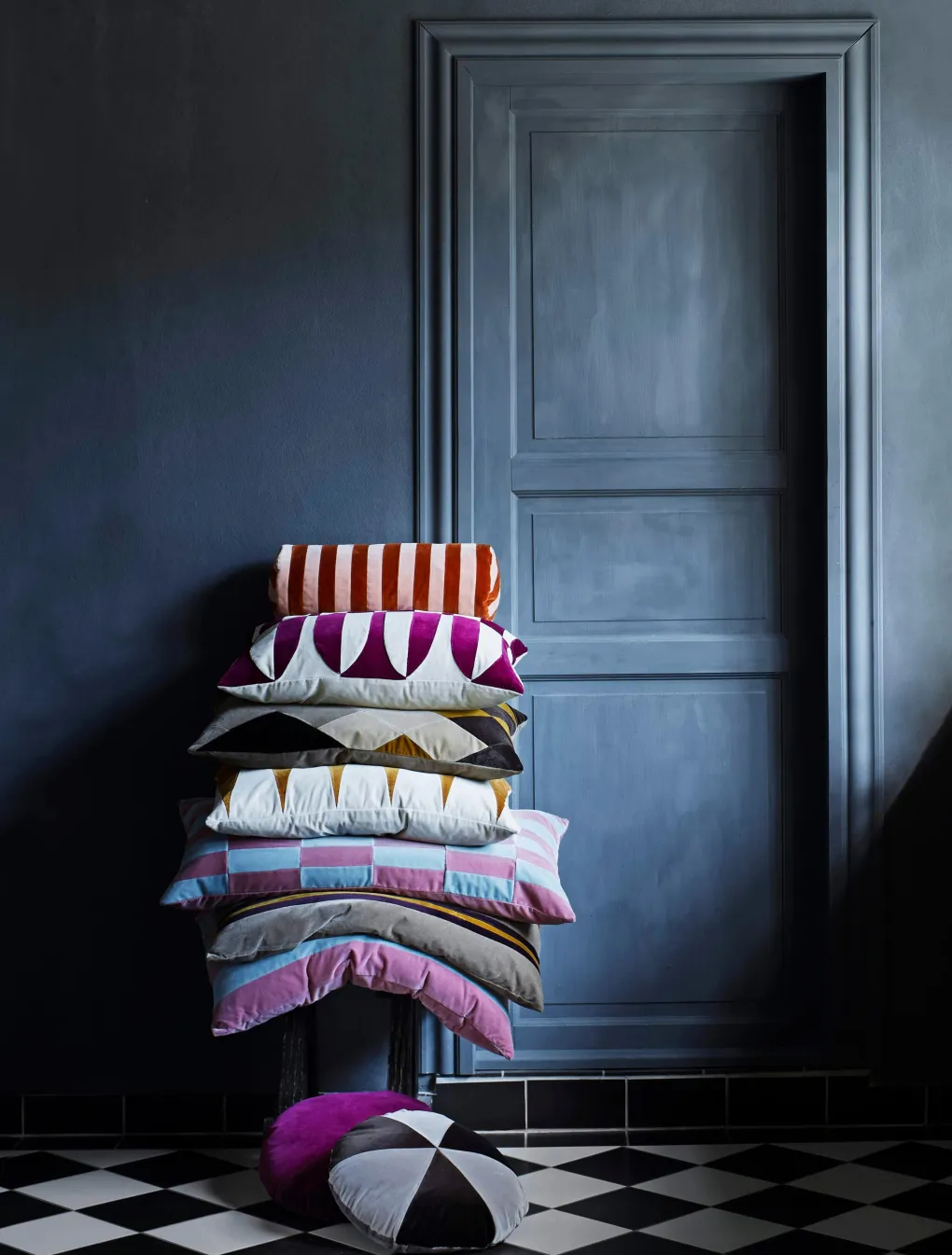 christina_lundsteen_kisse_1-1.webp Christina Lundsteen Kissen Stripe velvet 40x80 cm - petrol/pale rose