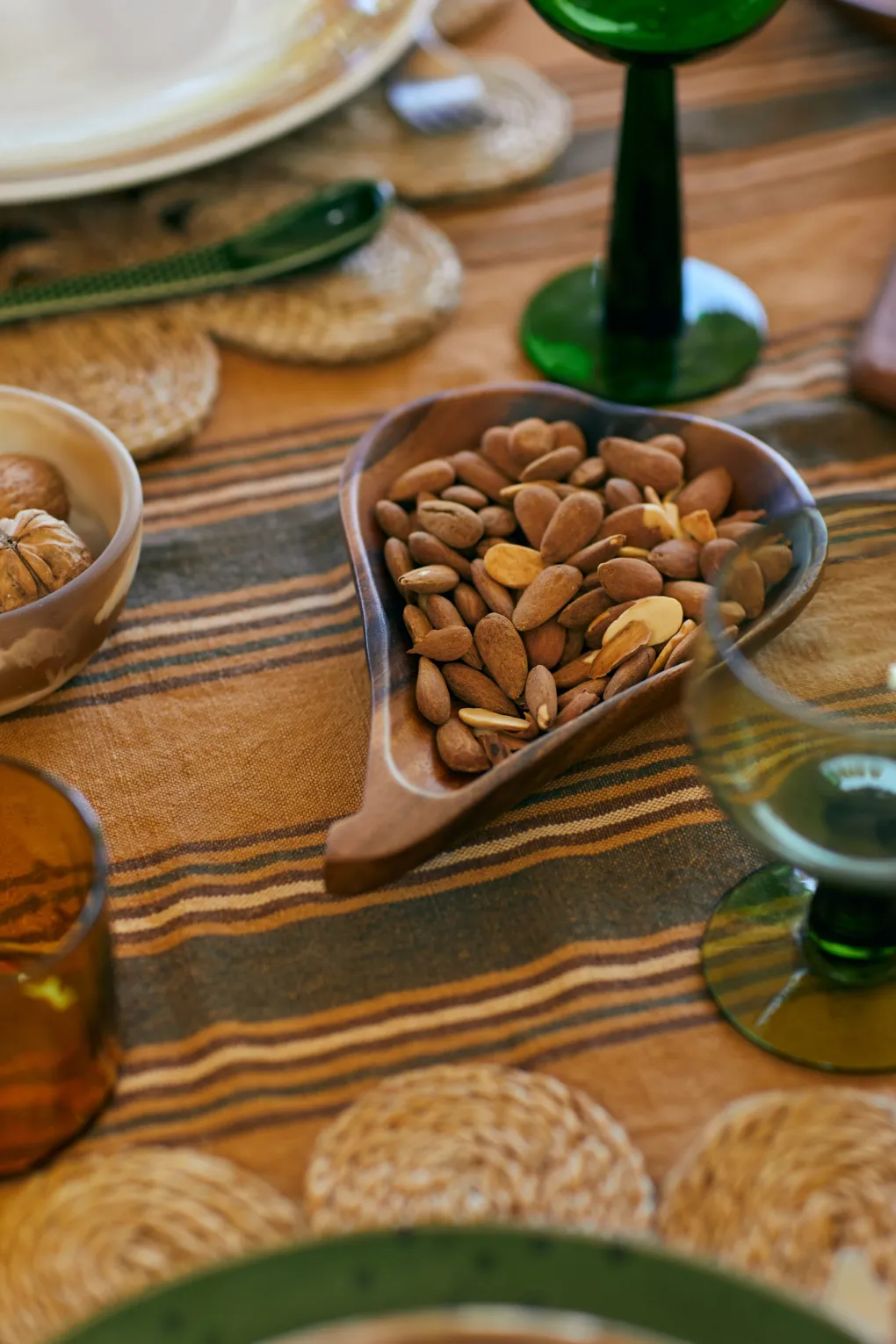 hkliving_acacia_pear_bowl_3.webp HKliving Acacia Pear Bowl L