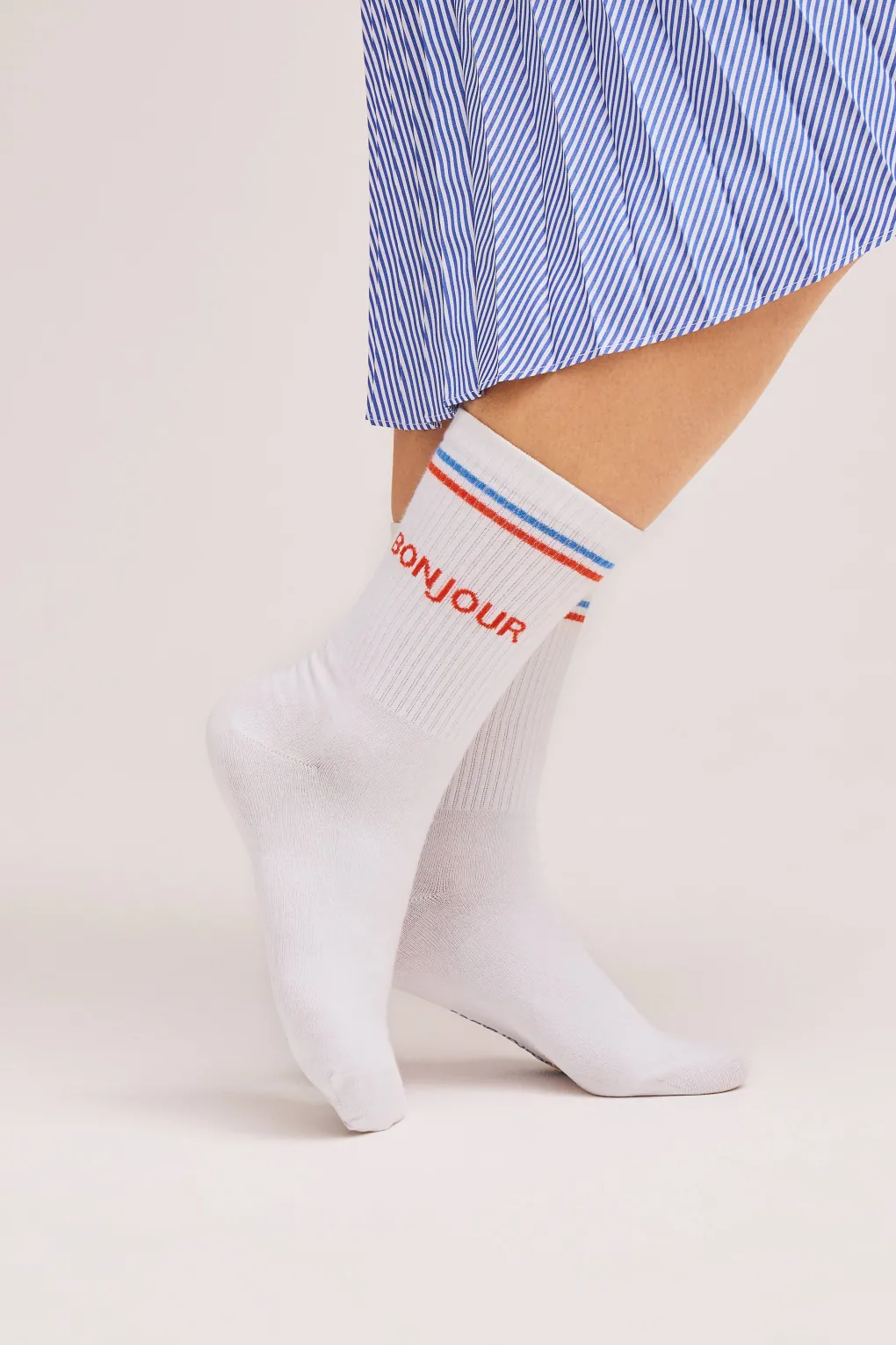 natural_vibes_bio_socken__1.webp Natural Vibes Bio Socken Bonjour - Weiße Tennissocken mit Schrift