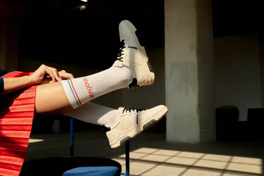 natural_vibes_bio_socken__3.webp Natural Vibes Bio Socken Bonjour - Weiße Tennissocken mit Schrift