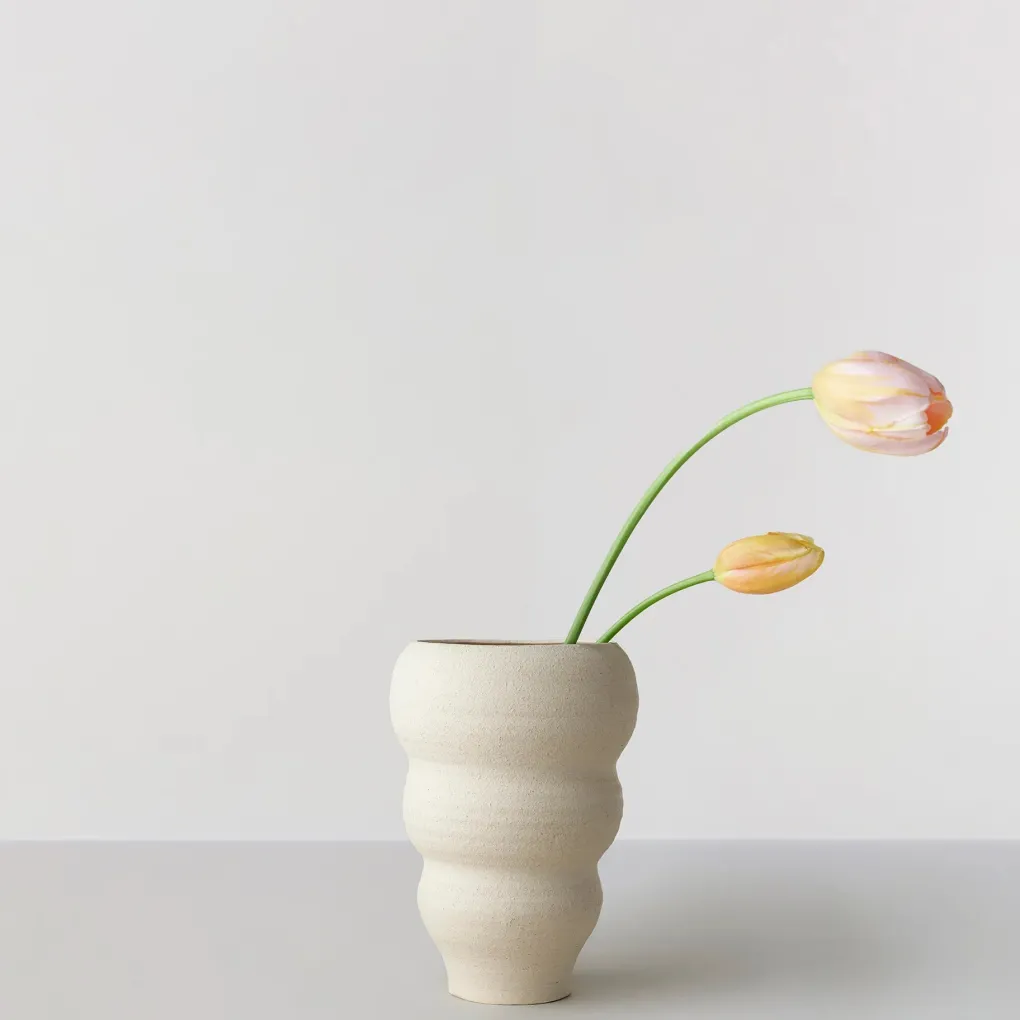 ro_collection_hand_turned_2.webp RO Collection hand turned vase curved no. 60 vanilla - 25cm