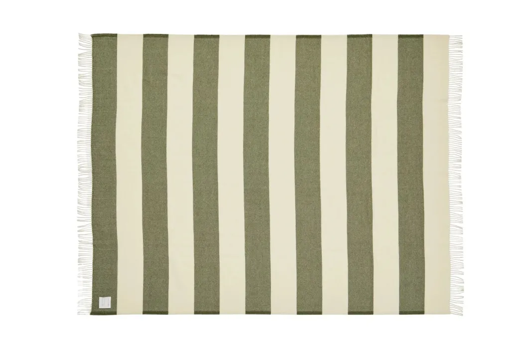 silkeborg_uldspinderi_the_4.webp Silkeborg Uld spinderi The Sweater green - 130x190 cm
